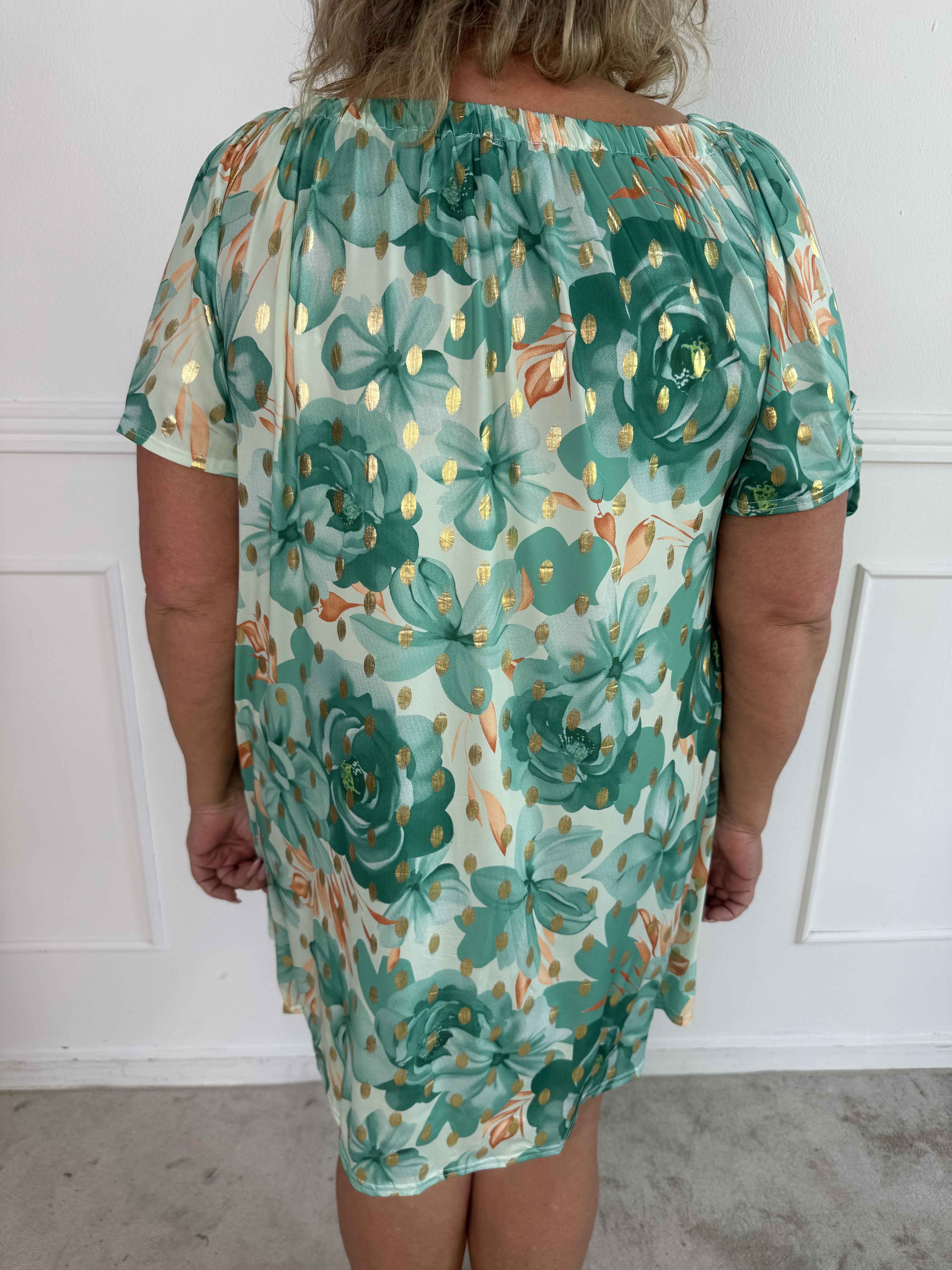 Sofia - Söt plus size blommig klänning med resår i halsen